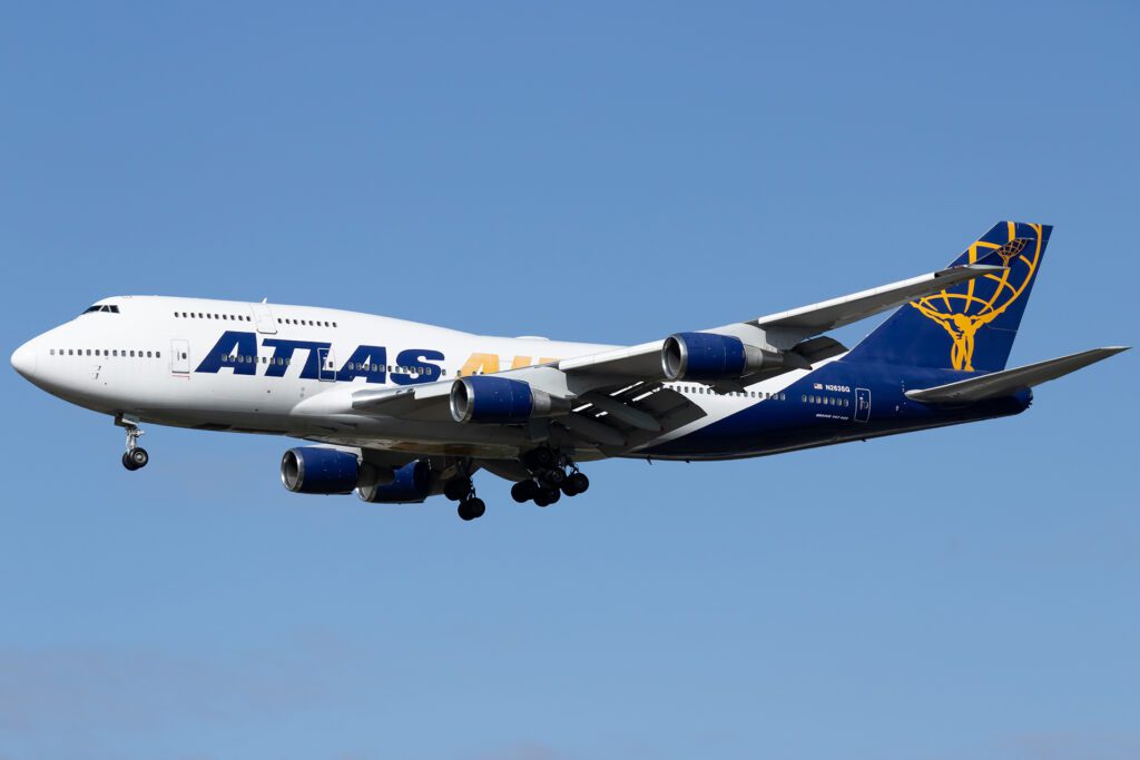 Austin-Hull-Atlas-Air-Boeing-747-400-used-as-the-Baltimore-Ravens-Charter-on-final-for-runway-28R